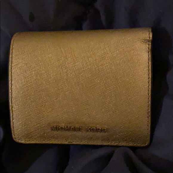 Gold Michael Kors wallet in great condition - Picture 1 of 3